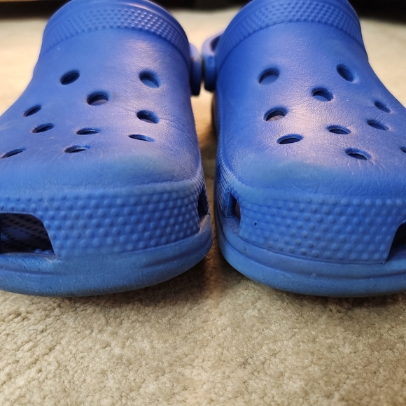 Blue crocs size Youth 4 Womens 6 - Picture 9 of 14